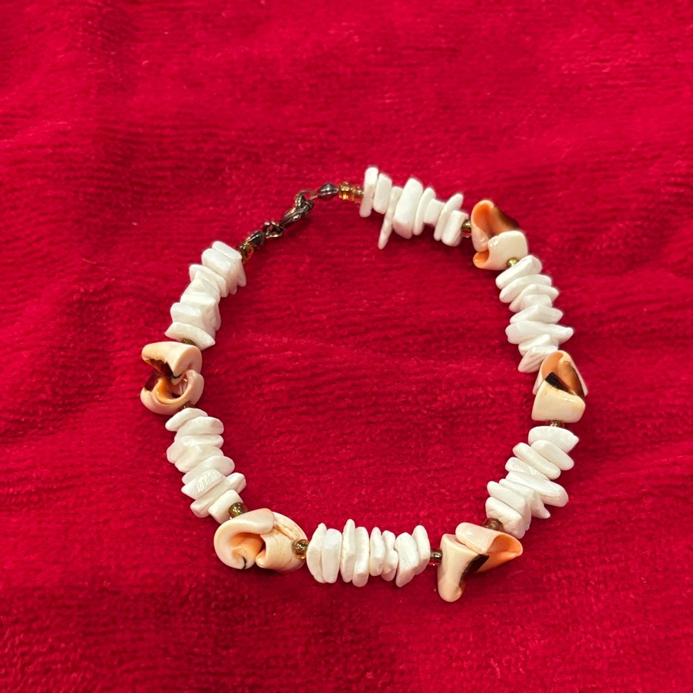 ☃️ NEW LOWER PRICE ☃️ ~ White and Brown Shell Bracelet